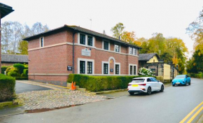 Luxury Two Bed Suite - Walk to Trentham Gardens!
